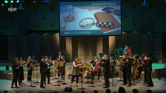 Malte Arkona und die Orchester-Detektive im Video-Livestream © NDR 
