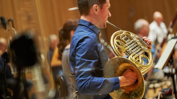 Ivo Dudler spielt Horn © NDR Foto: Micha Neugebauer