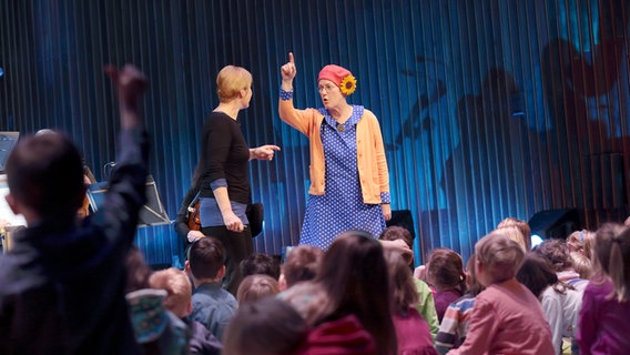 Frau Grünig und Frau Muse mit jungem Publikum im Zwergen-Abo © NDR Foto: Micha Neugebauer