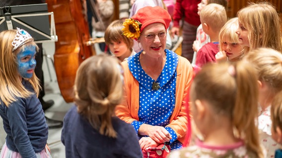 Heidi Vollprecht als Frau Muse und Kinder beim Zwergen-Abo © NDR Foto: Micha Neugebauer
