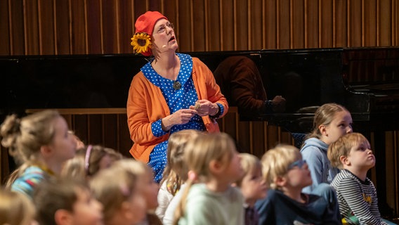 Heidi Vollprecht als Frau Muse und Kinder im Zwergen-Konzert © NDR Foto: Micha Neugebauer