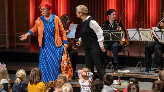 Heidi Vollprecht als Frau Muse, Susanne Grünig und Kinder im Zwergen-Konzert © NDR Foto: Micha Neugebauer