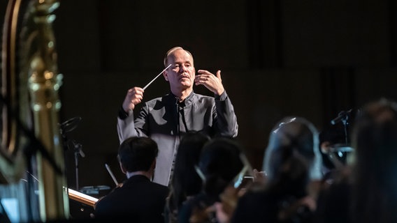 Dirigent Frank Strobel in Aktion © NDR Foto: Micha Neugebauer