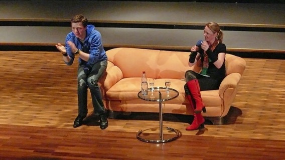 Martin Grubinger auf dem Gelben Sofa im Gespräch mit Friederike Westerhaus am 11.03.2011 in Hannover. © NDR Foto: Wolf-Rüdiger Leister