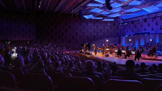 Der Große Sendesaal im NDR Landesfunkhaus in Hannover im Schachbrettmuster besetzt © NDR Foto: Micha Neugebauer