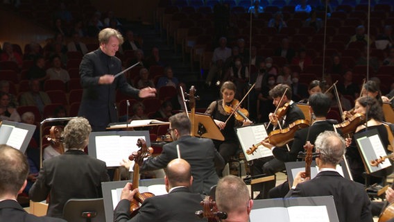 Dirigent Marc Albrecht zusammen mit der NDR Radiophilharmonie © NDR 