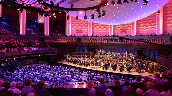 Fulminante Saisoneröffnung mit Hannover-Proms © NDR Foto: Michael Plümer
