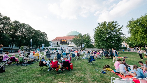 Hannover-Proms-Gäste warten in Campingstühlen auf den Beginn der Veranstaltung. © NDR Foto: Julius Matuschik