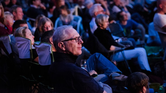 Besucher bei "Hannover Proms". © NDR Foto: Julius Matuschik