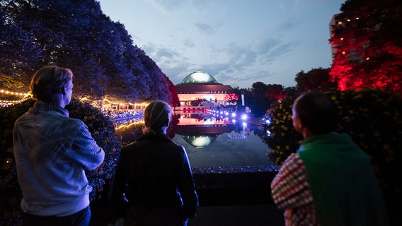 Blick aus der Ferne auf die Live-Übertragung von "Hannover Proms" in den Stadtpark Hannover. © NDR Foto: Julius Matuschik