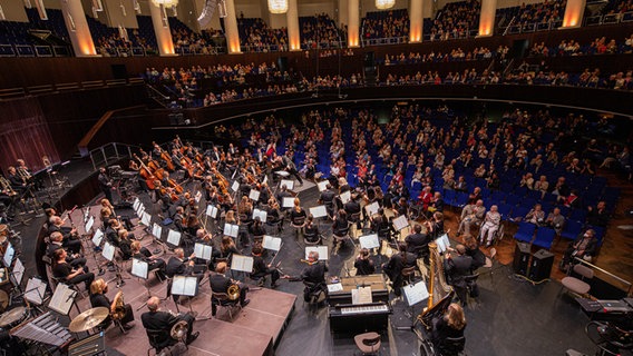 im Kuppelsaal: Publikum, Dirigent Andrew Manze und die NDR Radiophilharmonie © NDR Foto: Axel Herzig