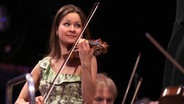 Arabella Steinbacher spielt Geige. © NDR Foto: Michael Plümer