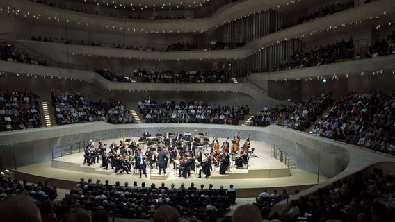Die NDR Radiophilharmonie auf der Bühne der Hamburger Elbphilharmonie © Carsten P. Schulze Foto: Carsten P. Schulze