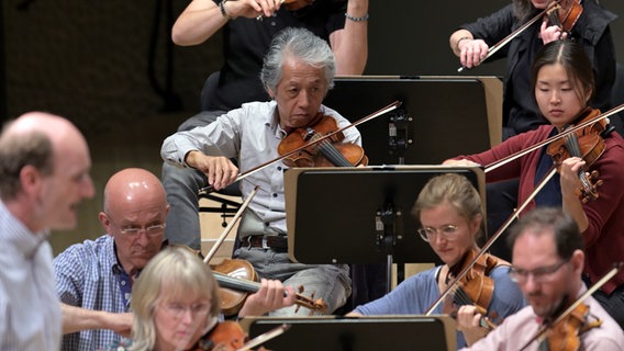 Die NDR Radiophilharmonie auf der Bühne der Hamburger Elbphilharmonie © Carsten P. Schulze Foto: Carsten P. Schulze