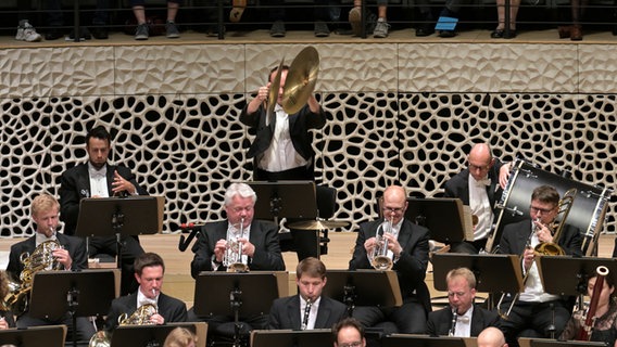 Die NDR Radiophilharmonie auf der Bühne der Hamburger Elbphilharmonie © Carsten P. Schulze Foto: Carsten P. Schulze