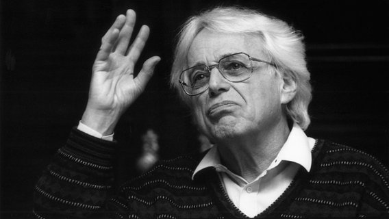 Komponist György Ligeti während einer Pressekonferenz anlässlich der schweizerischen Erstaufführung seiner Oper "Le Grand Macabre" im Opernhaus Zürich im Februar 1992. © picture-alliance / akg-images Foto: Niklaus Stauss