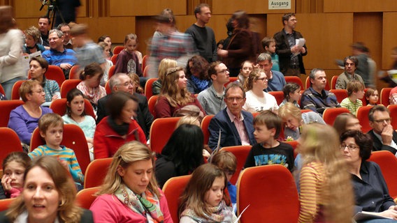 Gewusel im Konzertsaal © NDR Radiophilharmonie Foto: Corinna Lüke