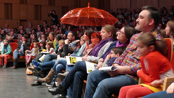 Publikum mit Regenschirm © NDR Radiophilharmonie Foto: Corinna Lüke