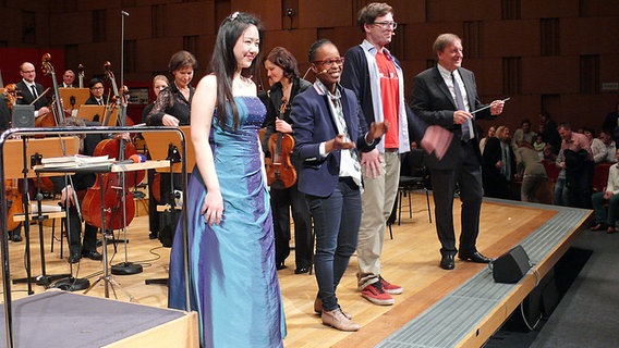 Pianistin Chia-Chen Chiang, Shary, Ralph und Dirigent Howard Griffiths © NDR Radiophilharmonie Foto: Corinna Lüke