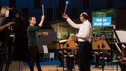 Alle mal herhören! Malte lernt dirigieren beim Chefdirigenten der NDR Radiophilharmonie Andrew Manze © NDR Foto: Helge Krückeberg