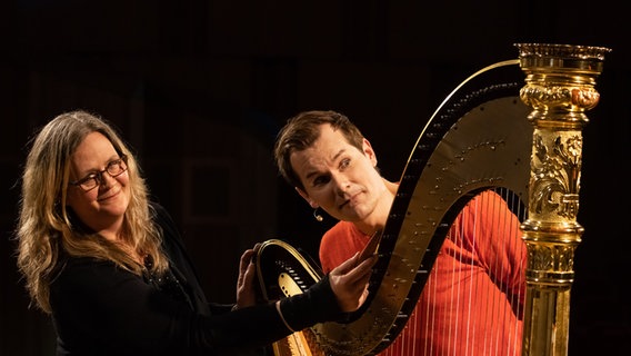 Malte Arkona und Birgit Bachhuber neben einer Harfe © NDR Foto: Helge Krückeberg