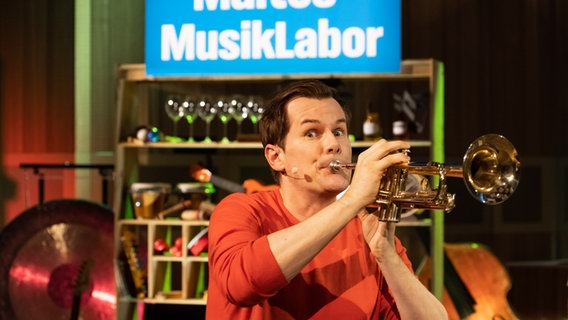 Malte Arkona spielt Trompete im MusikLabor der NDR Radiophilharmonie © NDR Foto: Helge Krückeberg
