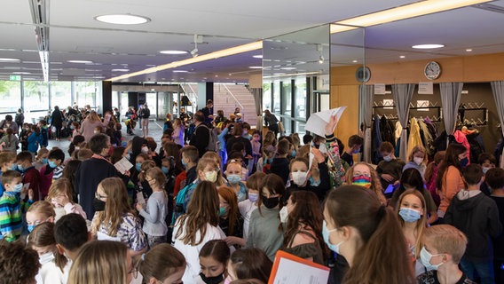 Schüler*innen im Foyer des NDR Landesfunkhauses Hannover © NDR Foto: Helge Krückeberg