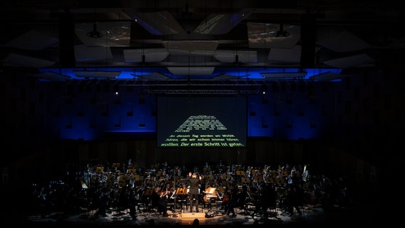 Die NDR Radiophilharmonie und Publikum im Großen Sendesaal Hannover beim Konzert der Orchester-Detektive © NDR Foto: Helge Krückeberg