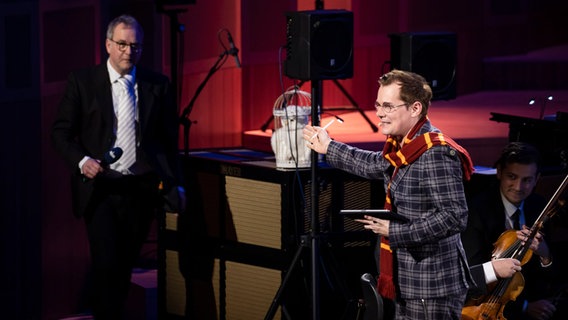 Malte Arkona und der Celesta-Spieler im Orchester-Detektive-Konzert © NDR Foto: Helge Krückeberg