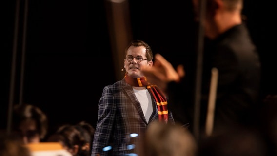Malte Arkona als Harry Potter verkleidet © NDR Foto: Helge Krückeberg
