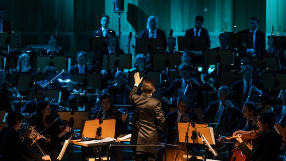 Dirigent Cornelius Meister und die NDR Radiophilharmonie im Großen Sendesaal © NDR Foto: Helge Krückeberg