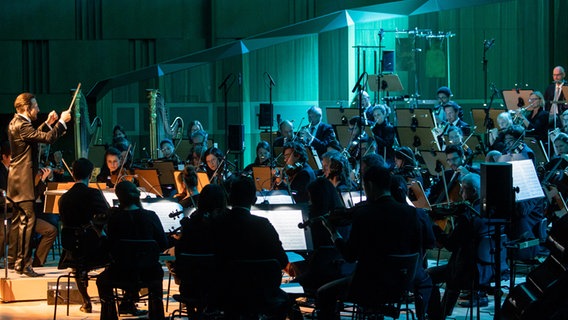 Dirigent Cornelius Meister und die NDR Radiophilharmonie im Orchester-Detektive-Konzert im Mai 2022 © NDR Foto: Helge Krückeberg