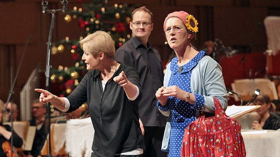 Susanne Grünig und die verkleidete Heidi Vollprecht bei einem Bühnenauftritt. © NDR Foto: Michael Plümer