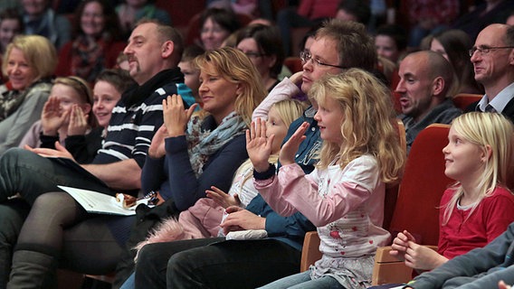 Applaudierende Kinder und Erwachsene im Konzertsaal. © NDR Foto: Michael Plümer