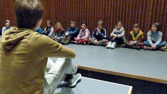 Schulklasse zu Besuch im NDR Landesfunkhaus © NDR Radiophilharmonie Foto: Corinna Lüke