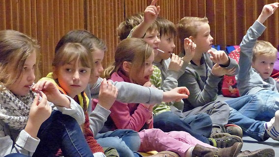 Kinder beim musizieren © NDR Radiophilharmonie Foto: Corinna Lüke