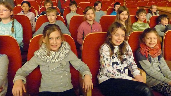 Schulklasse zu Besuch im Großen Sendesaal © NDR Radiophilharmonie Foto: Corinna Lüke