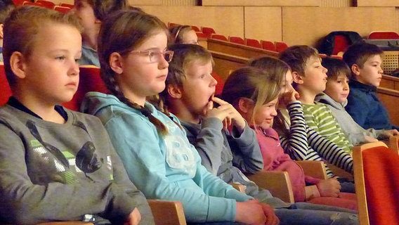 Schulklasse besucht eine Probe der NDR Radiophilharmonie © NDR Radiophilharmonie Foto: Corinna Lüke