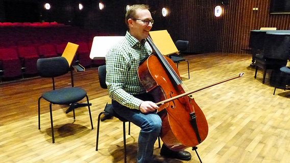 Cellist mit Instrument © NDR Radiophilharmonie Foto: Corinna Lüke