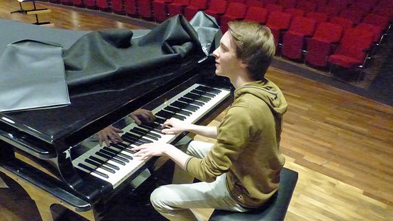 Pianist am Instrument © NDR Radiophilharmonie Foto: Corinna Lüke