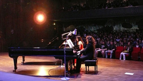 Zwei Pianisten mit Flügeln auf der Bühne. © NDR Radiophilharmonie Foto: Corinna Lüke