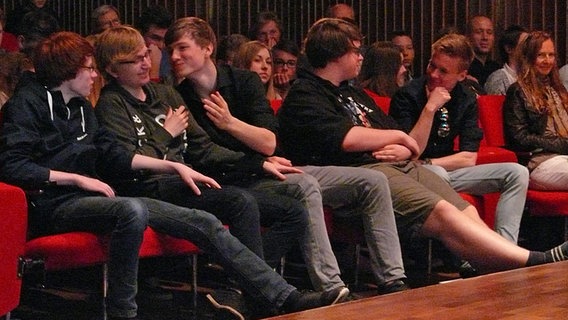 Jungen im Publikum zeigen pantomimisch verschiedene Bewegungen © NDR Radiophilharmonie Foto: Corinna Lüke