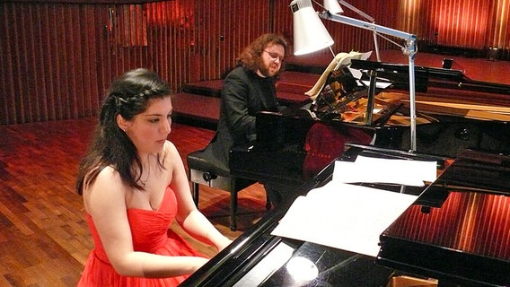 Pianistin und Pianist am Flügel © NDR Radiophilharmonie Foto: Corinna Lüke