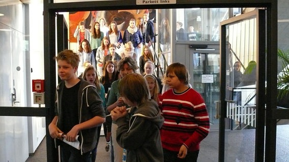 Schüler verlassen den Konzertsaal © NDR Radiophilharmonie Foto: Corinna Lüke