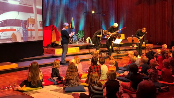 Musiker*innen verbeugen sich auf der Bühne beim Zwergen-Abo © NDR Foto: Bettina Pohl