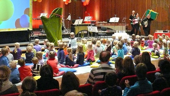 Bühne auf der Kinder sitzen. © NDR Radiophilharmonie Foto: Corinna Lüke