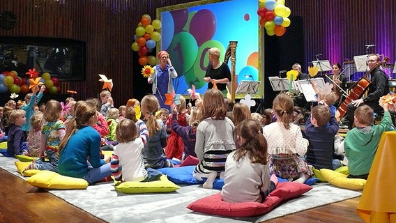 Bunte Bühne mit Kindern © NDR Radiophilharmonie Foto: Corinna Lüke