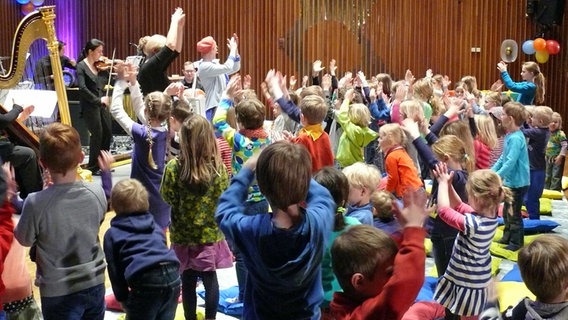 Kinder klatschen zur Musik © NDR Radiophilharmonie Foto: Corinna Lüke
