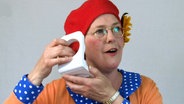 Frau Muse zupft an einem Eierschneider © NDR 