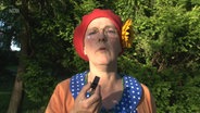 Teaserbild für die Folge "Triller" des Zwergen-Musiklexikons mit Frau Muse, die eine Trillerpfeife in der Hand hält © NDR 